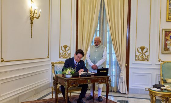 방명록 작성하는 이재명 대통령