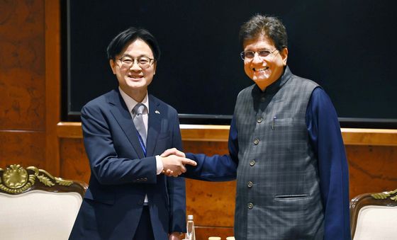 기념촬영하는 김정관 장관과 피유시 고얄 장관