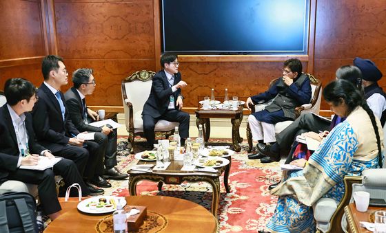 한-인도 산업협력위원회 및 정상회담 후속조치 논의하는 김정관 장관