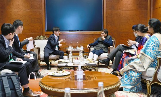 한-인도 산업협력위원회 및 정상회담 후속조치 논의하는 김정관 장관