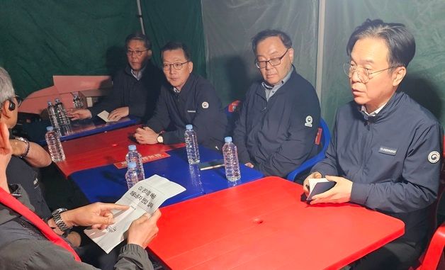 화물연대 사고 현장 찾은 김영훈 고용노동부 장관