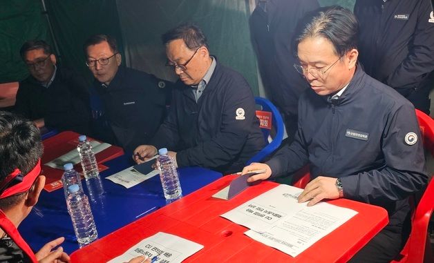 화물연대 사고 현장 찾은 김영훈 고용노동부 장관