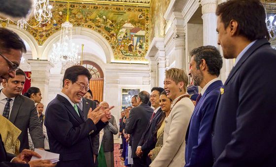 인사 나누는 이재명 대통령