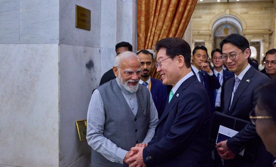 악수하는 이재명 대통령·모디 총리