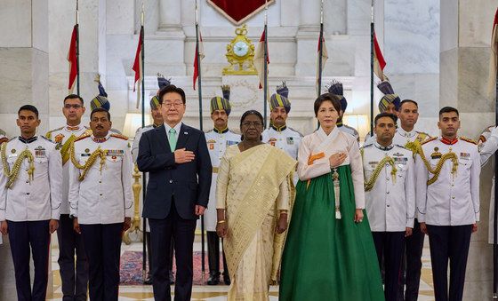 국민의례 하는 이재명 대통령·김혜경 여사