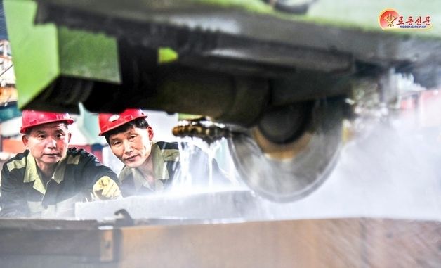 北 "책임적으로 일하고 있다" 평양석재공장 조명