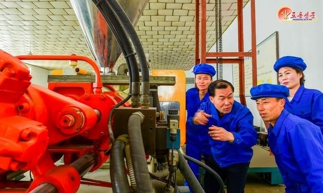 北 "생산 정상화 박차" 청진수지관공장 조명