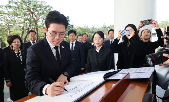 방명록 쓰는 정원오 후보