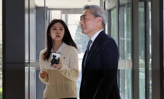 신현송 한은 총재 첫 출근길…'취재진 질문 뒤로 하고'