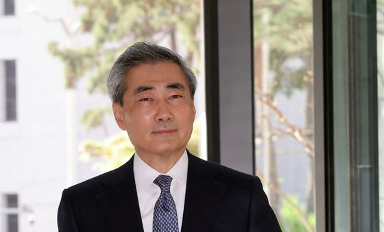 신현송 한은 총재, 첫 출근길