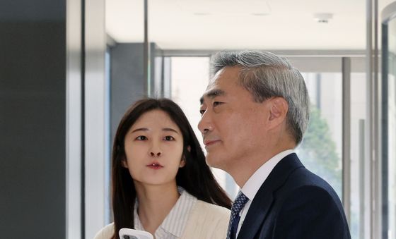 신현송 한은 총재 첫 출근길 …'묵묵부답'