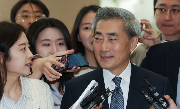 첫 출근길 나선 신현송 한국은행 총재