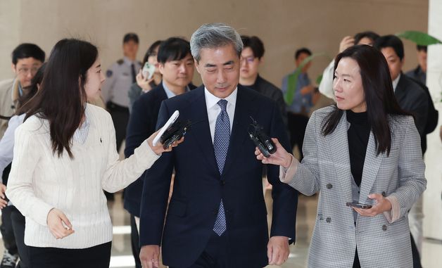 첫 출근하는 신현송 한국은행 총재