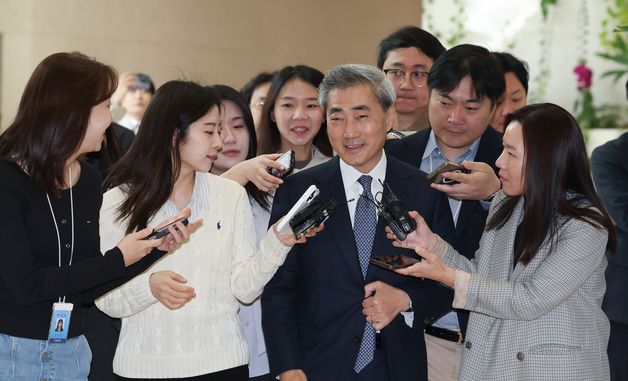 질문 공세 받는 신현송 한은 총재