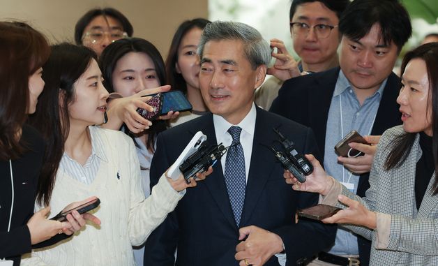 신현송 한은 총재, 첫 출근