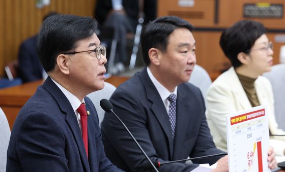 원내대책회의 발언하는 송언석