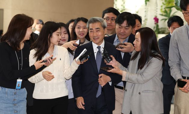 첫 출근길, 취재진에게 질문 받는 신현송 한국은행 총재
