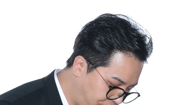 송민호, 부실 복무 혐의 1차 공판 출석