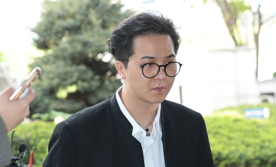 '부실 복무' 송민호, 1차 공판 출석