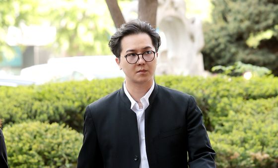 법원 들어서는 송민호