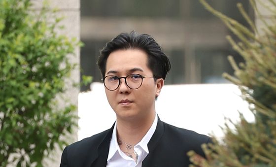 첫 공판 출석한 송민호
