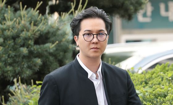 법원 들어서는 송민호