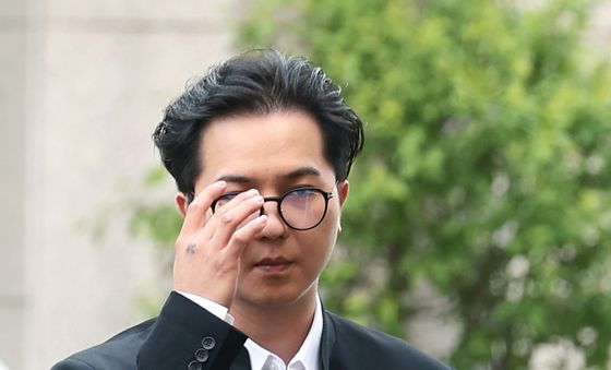 '부실 복무' 송민호, 첫 공판 출석