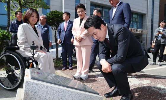 사적비 설명 읽는 장동혁 대표