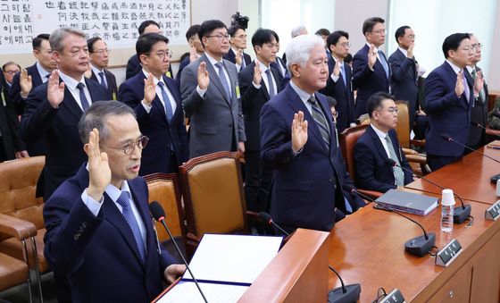 증인 선서하는 김규현 전 국정원장