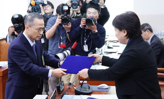 증인 선서문 제출하는 김규현 전 국정원장