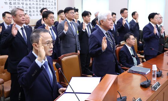 선서하는 서해공무원 피격사건 청문회 증인들