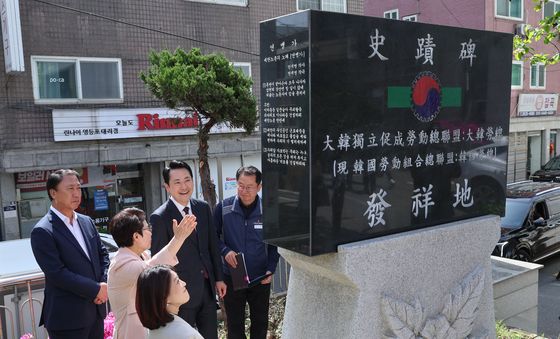 한국노총 발상지 사적비 보는 장동혁 대표