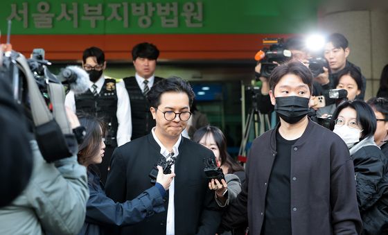 법원 나서는 송민호