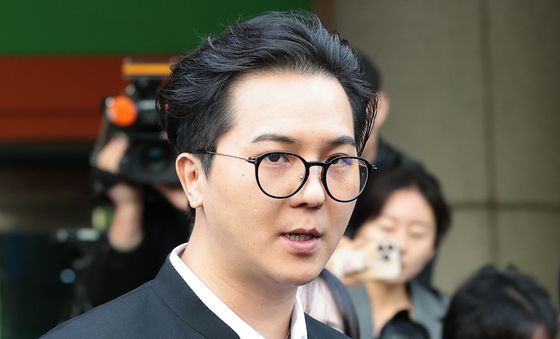 법원 나서는 송민호