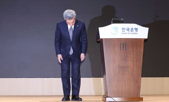 인사하는 신현송 한은 총재