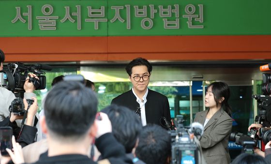 '부실 복무 의혹' 송민호, 징역 1년 6개월 구형