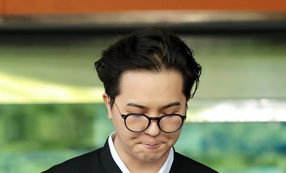 '부실 복무 의혹' 송민호, 징역 1년 6개월 구형