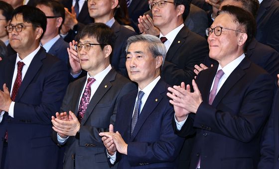 손뼉 치는 신현송 한은 총재