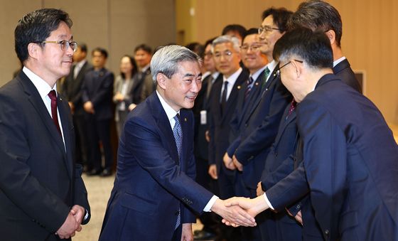 직원들과 악수 나누는 신현송 신임 한은 총재