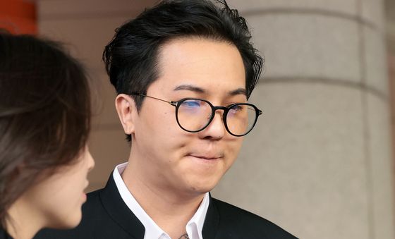 '부실 복무 의혹' 송민호, 징역 1년 6개월 구형