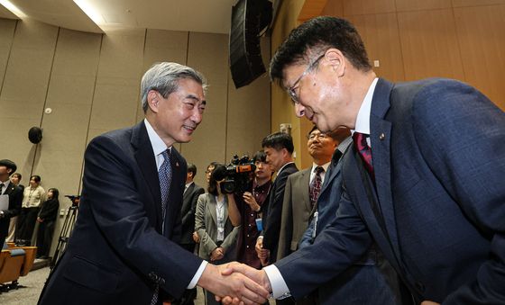 직원들과 인사 나누는 신현송 한은 총재