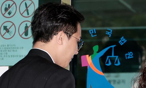 1차 공판 출석하는 송민호