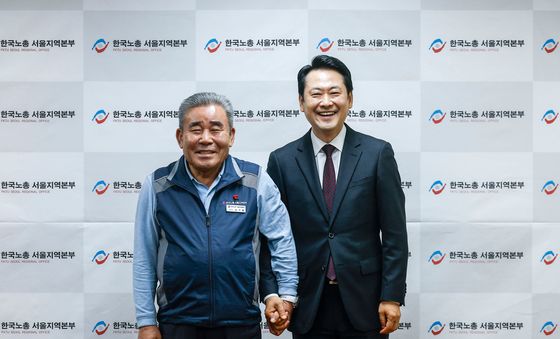 기념 촬영하는 장동혁 대표·김기철 의장