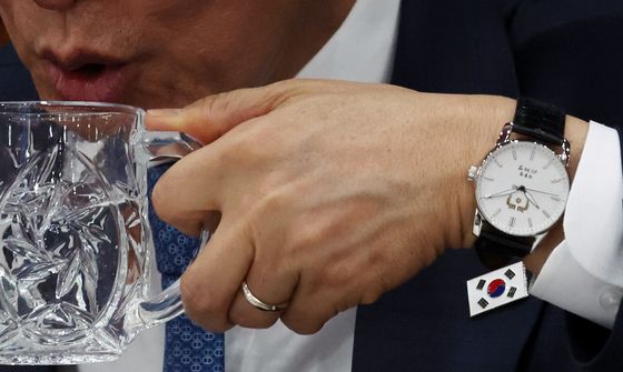 대통령 시계 착용한 김민석 총리