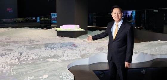 서울아레나 모형 소개하는 오세훈 시장