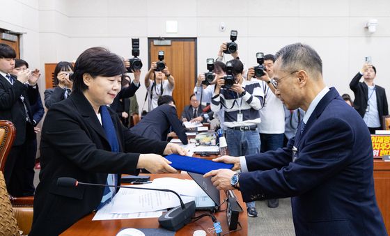 증인 선서문 제출하는 김규현 전 국가정보원장