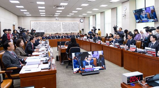 국조특위, 언쟁 벌이는 여야 위원들