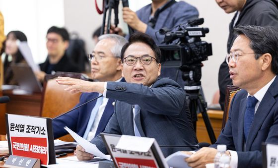 국민의힘 위원들 향해 불만 표시하는 박선원 의원