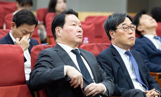 산업지원 정책 토론회 지켜보는 최태원 회장