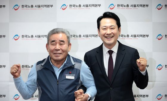 기념 촬영하는 장동혁 대표·김기철 의장